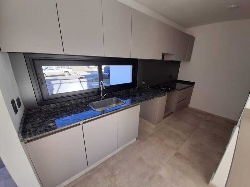 Dúplex de 2 dormitorios todo en planta baja sobre boulevard en Docta 